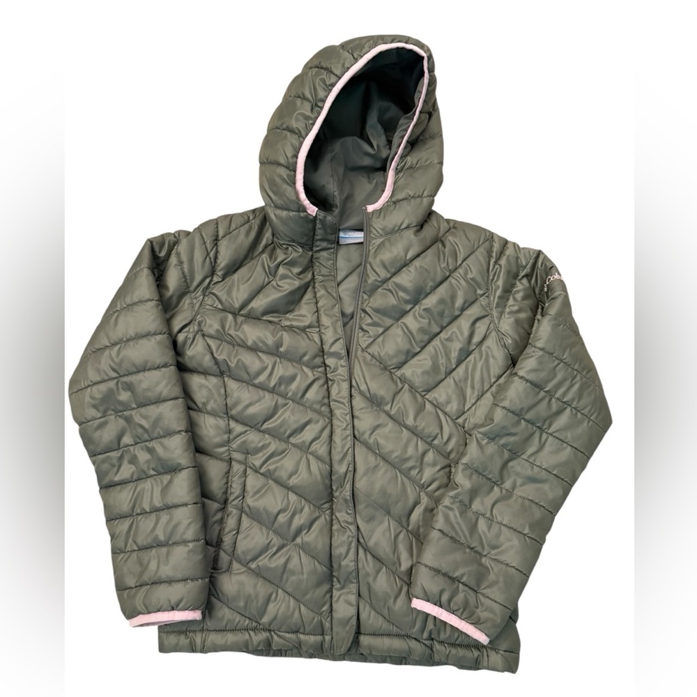 Columbia Kids Puffer Jacket with hood. Lightweight. Size M